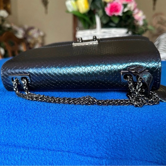 Henri Bendel New York Waldorf Chain Uptown Metallic Party Bag - Picture 6 of 11